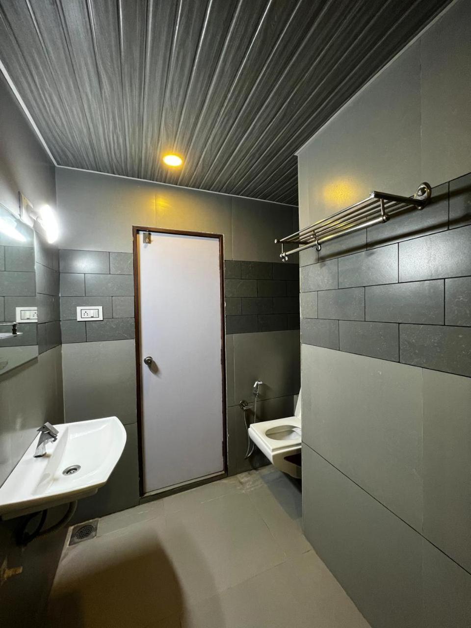 Morbi Hotel Savera Inn מראה חיצוני תמונה